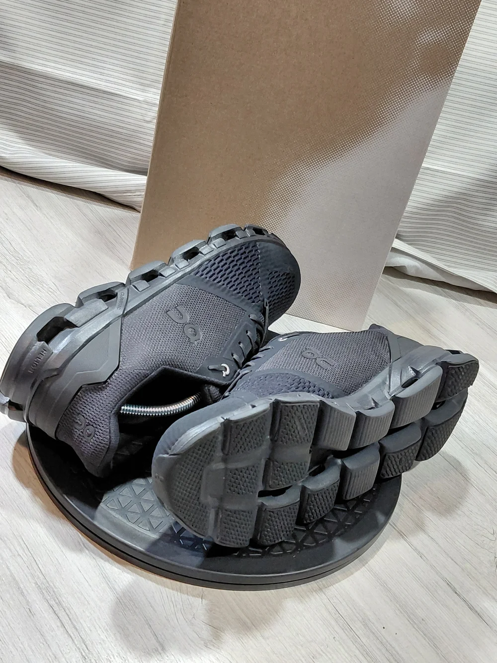 NWT On Mens Cloudflyer Triple Black Running Shoes SIZE MENS 11